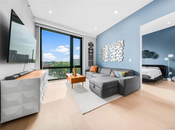 31-16 21, Astoria, NY 11106