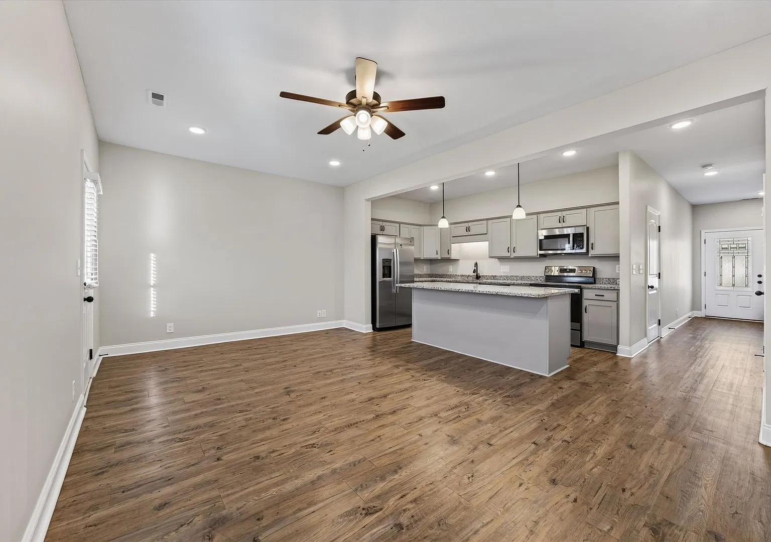 Pet Friendly Three Bedroom with Garage! — Photo 4