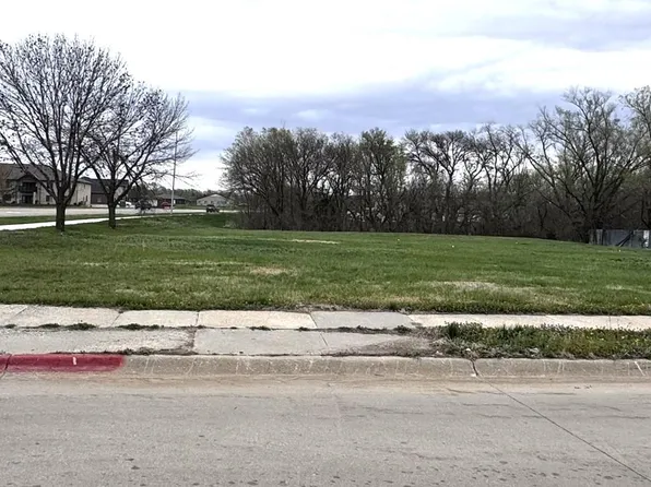 102 S 24th St, Beatrice, NE 68310