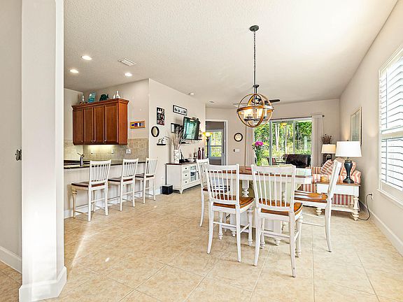 5th image of 826 Aldenham Ln