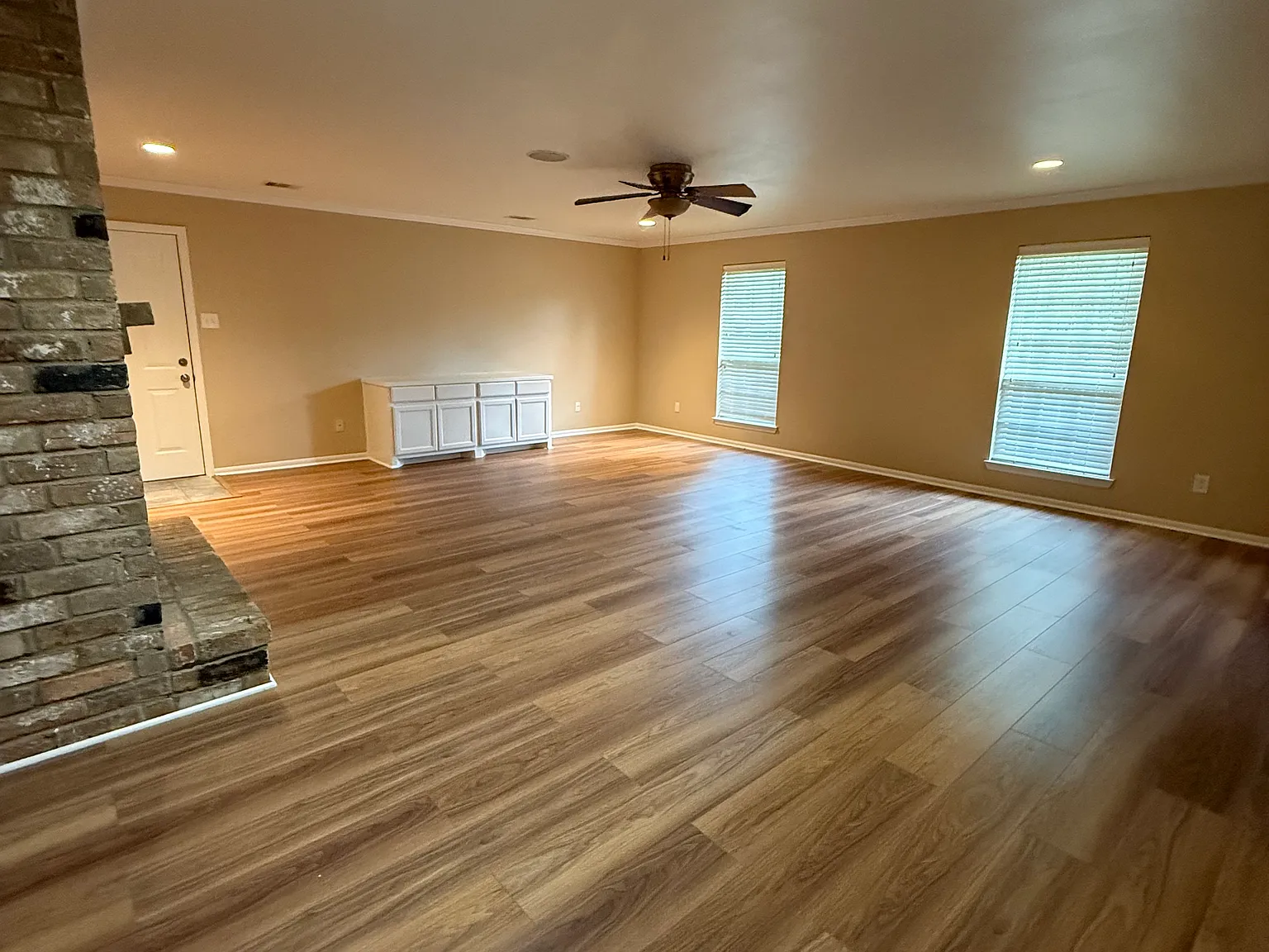 3 bed, 2300 sqft, $1,975 — Photo 3