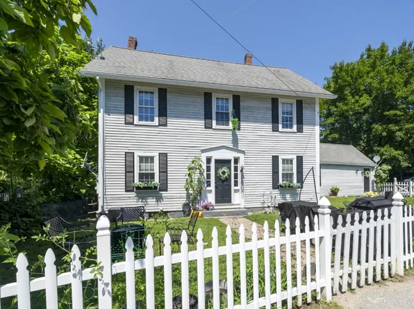 7 Island St #B, Wilton, NH 03086
