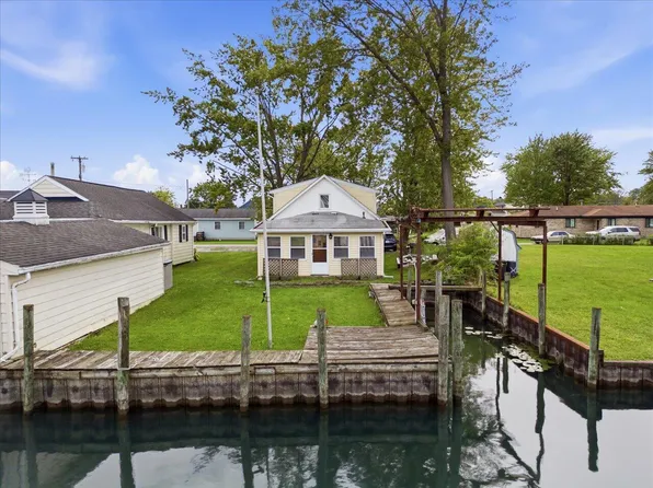 124 N Park Dr, Algonac, MI 48001