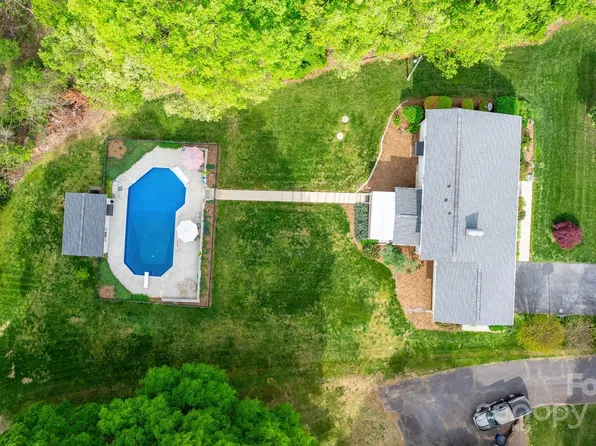 5486 Suttlemyre Ln, Hickory, NC 28601