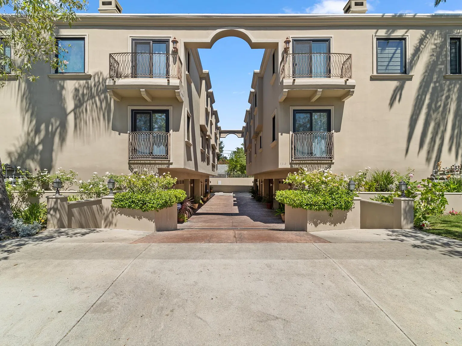 2 bed, 1292 sqft, $4,500 — Photo 1