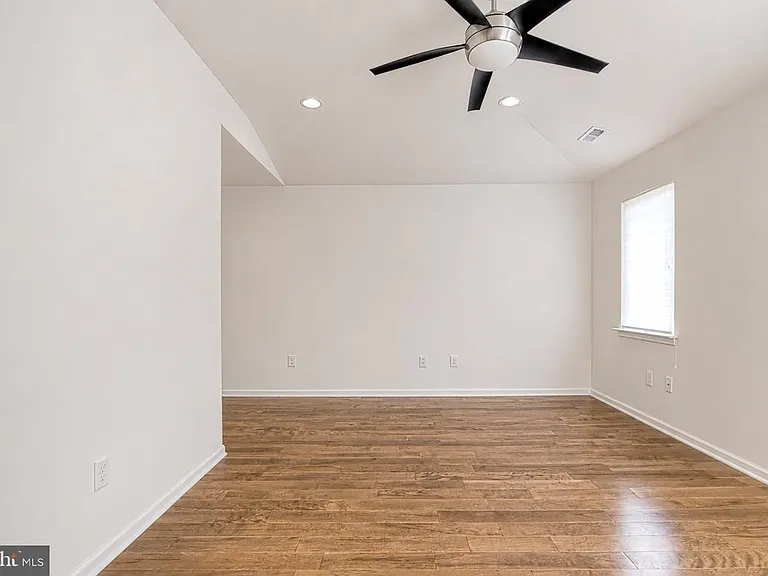 4 Regency Ct — Photo 42