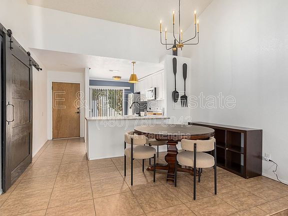 4th image of 302 N Sycamore Unit 16