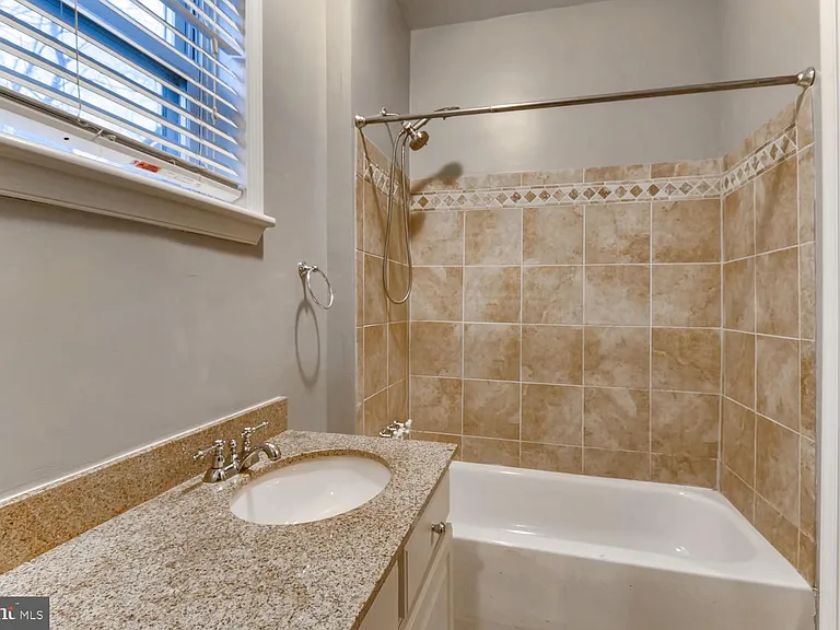 1020 W Lombard St — Photo 13