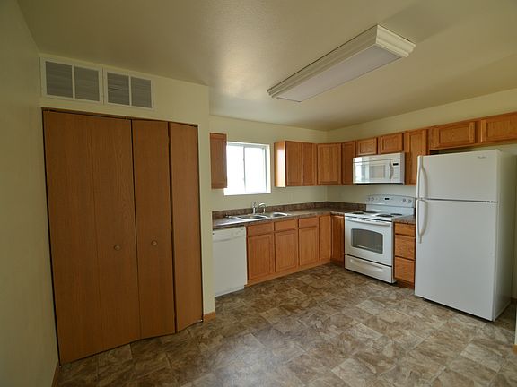 3rd image of 104 Gardens Ct APT 2