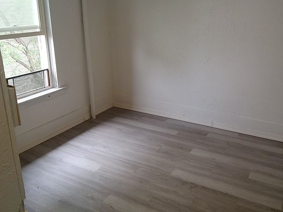 5th image of 3011 E Queen Ave #6
