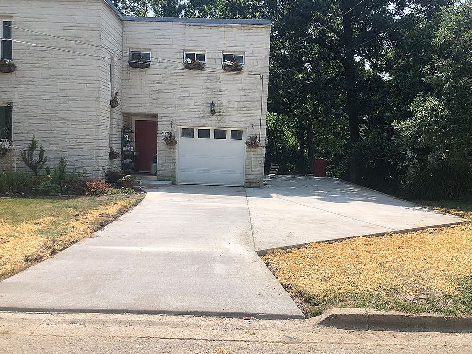 2nd image of 222 Jackson St