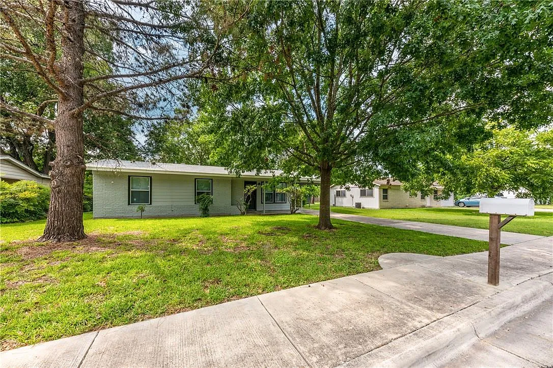 3 bed, 1.0 bath, 1101 sqft, $1,850 — Photo 2