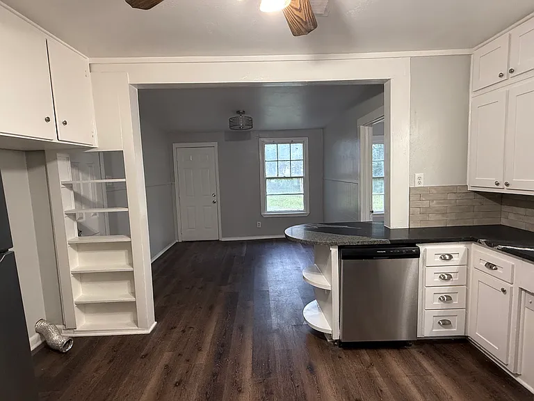 3100 Wenz Ave — Photo 2