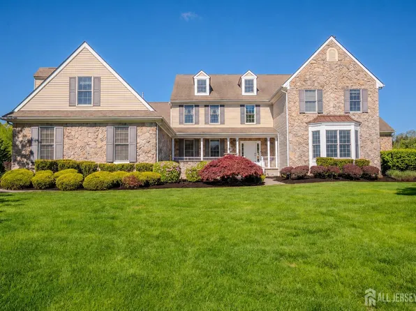 2 Linwood Dr, Monroe Township, NJ 08831