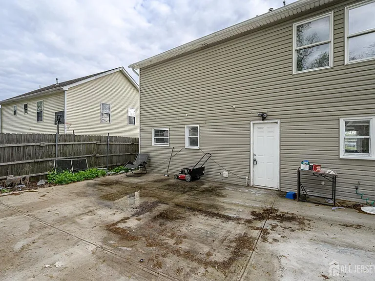 438 Belgrade St — Photo 32