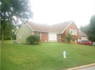 10006 NW Mirror Lake Ct, Parkville, MO 64152