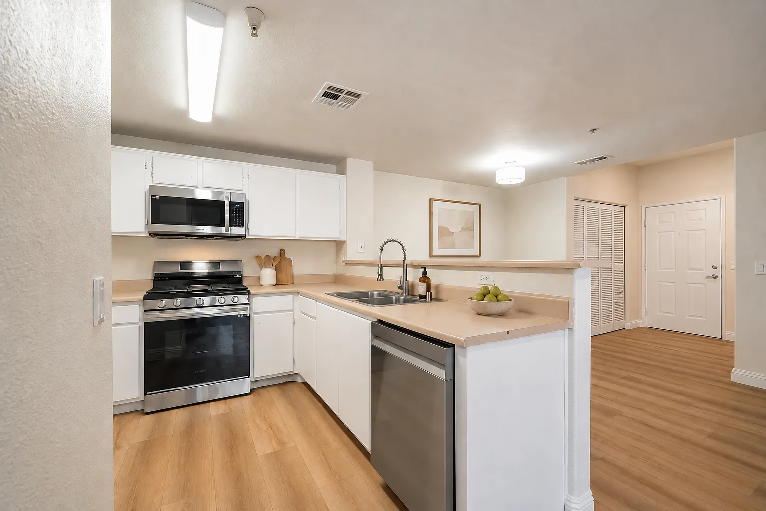 2 bed, 1101 sqft, $2,350 — Photo 2