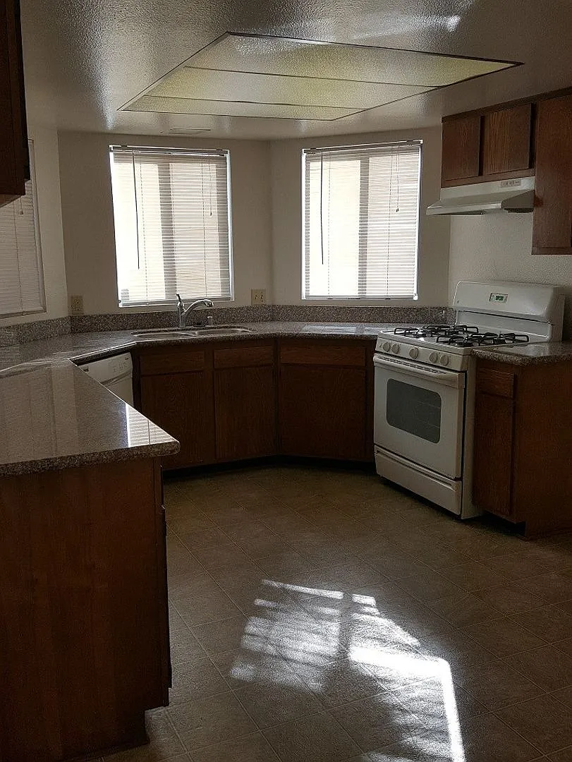 2+1 Ventura ground floor apartment w/ 1-car garage — Photo 3