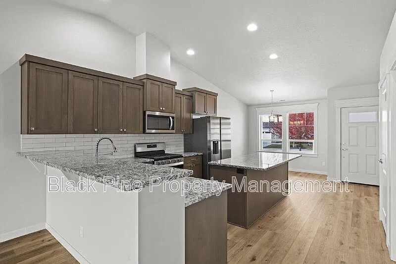 3 bed, 2.0 bath, 1340 sqft, $2,400 — Photo 4
