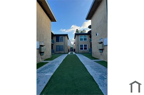 Building Photo - 4906 Coliseum St #2