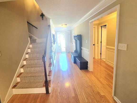 3rd image of 720 Bradford Lane Lane