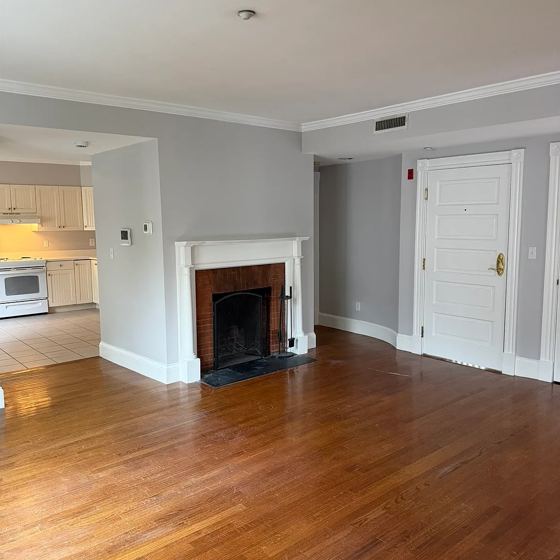 3 bed, 1214 sqft, $4,200 — Photo 1