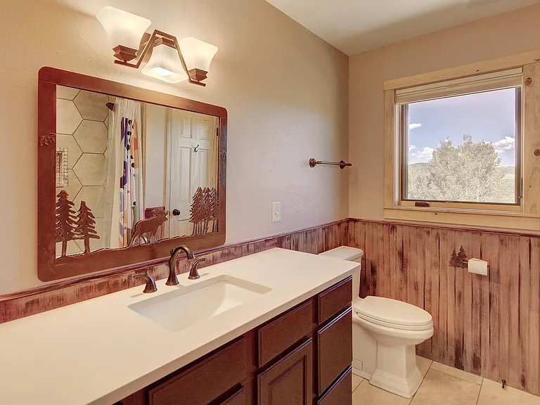 Full bathroom in between 2 upper bedrooms