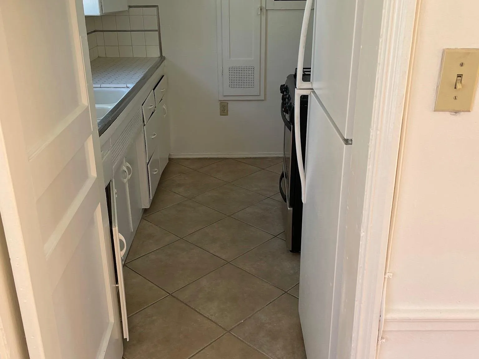 122 N Pass Ave — Photo 3