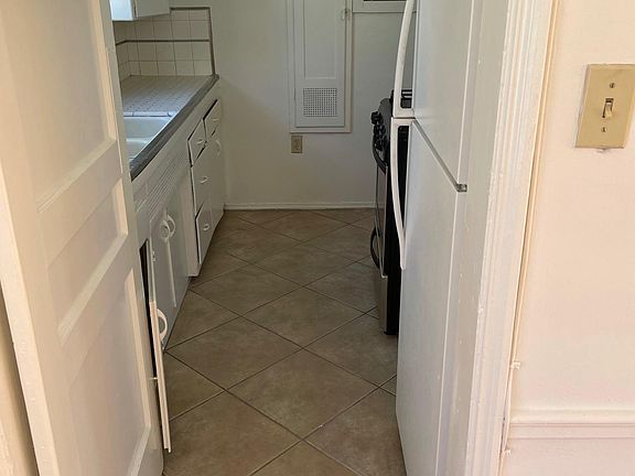 3rd image of 122 N Pass Ave #4