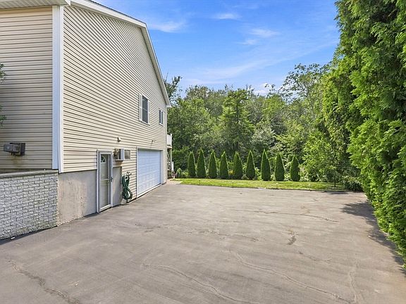 4th image of 9 Sullivan Cir