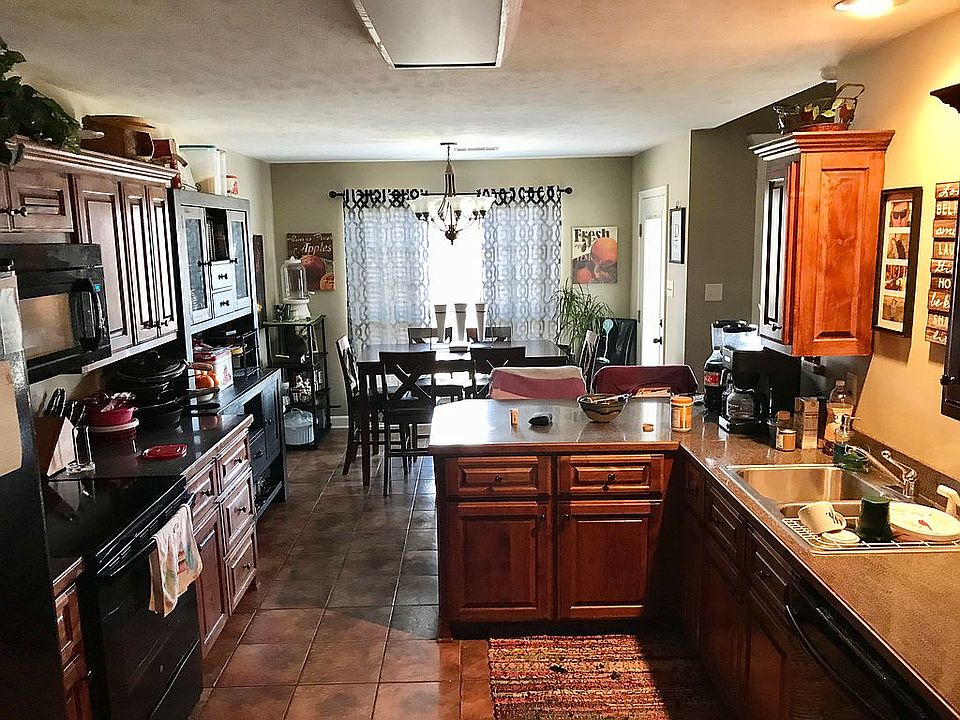 Eat-in kitchen