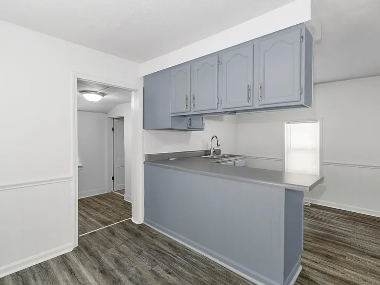 1907 Royal Ave NE — Photo 4
