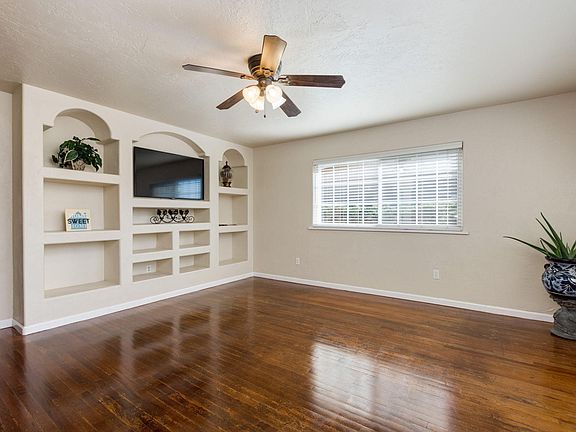 3rd image of 1505 Roberts Dr