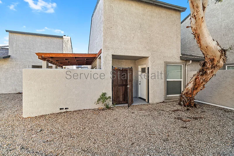 3 bed, 2.0 bath, 1369 sqft, $2,099 — Photo 2