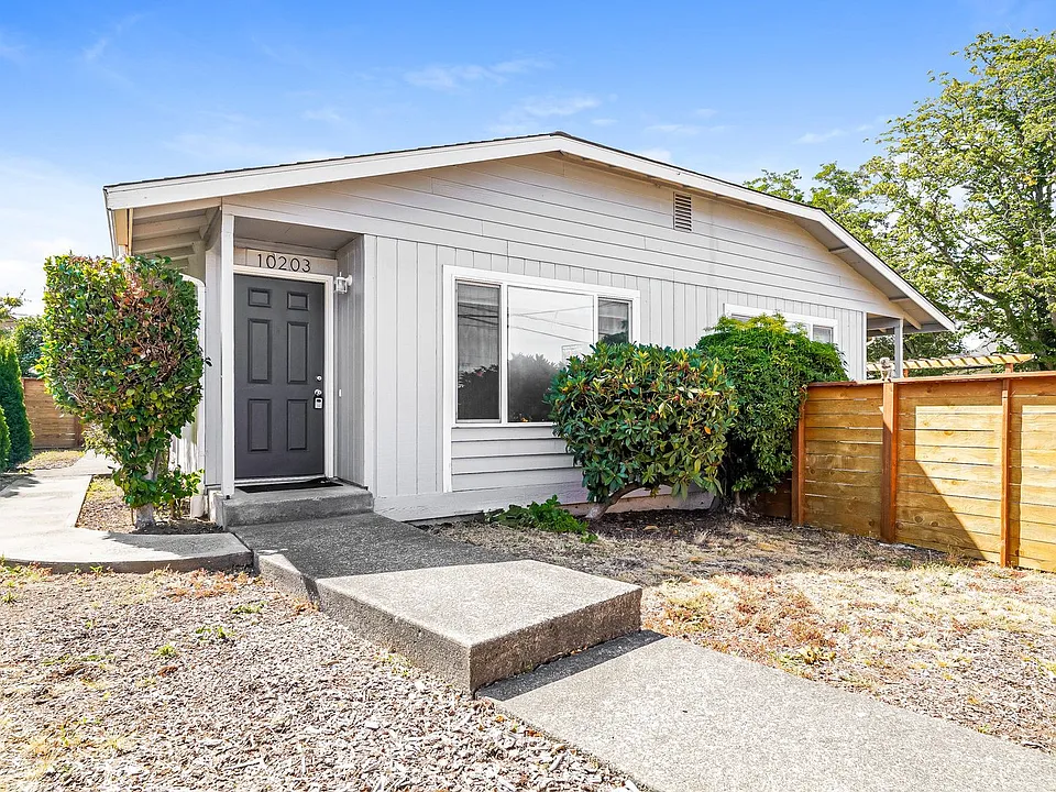10201-10203 17th Ave SW