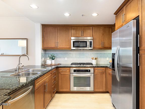 4th image of 931 E Walnut St Unit 406