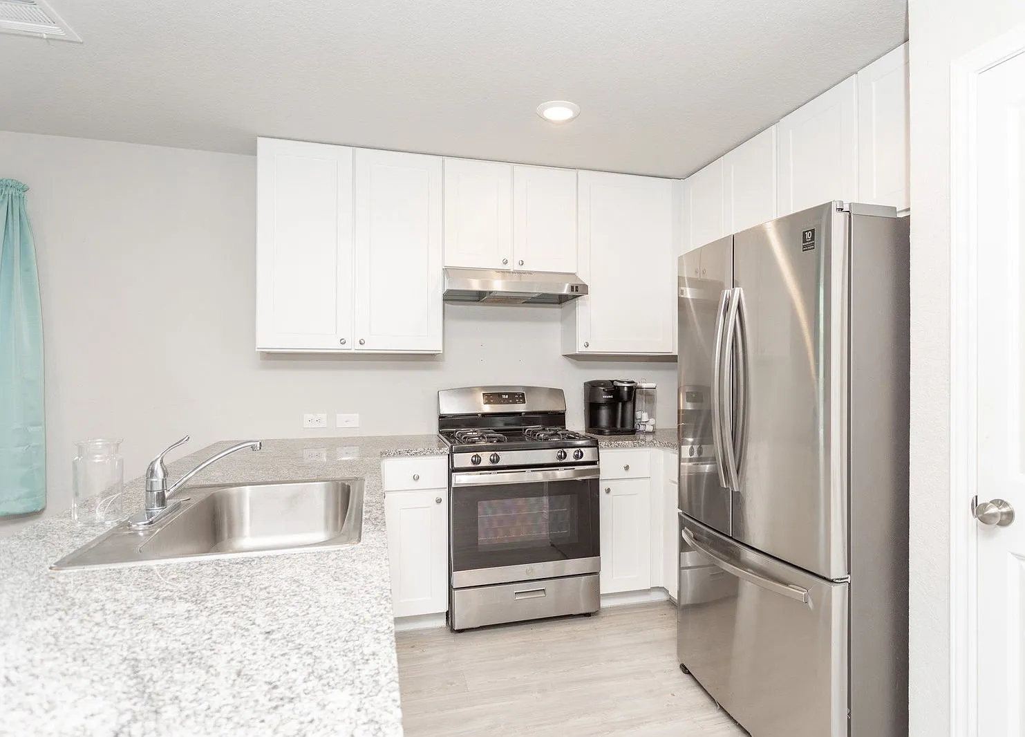4 bed, 2.5 bath, 1952 sqft, $1,950 — Photo 4