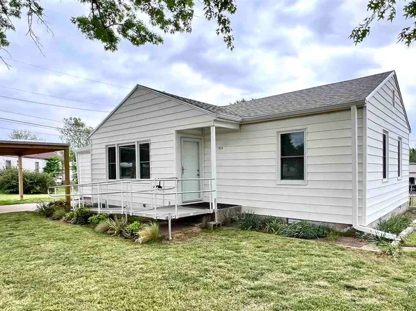 1014 N 8th St, Blackwell, OK 74631