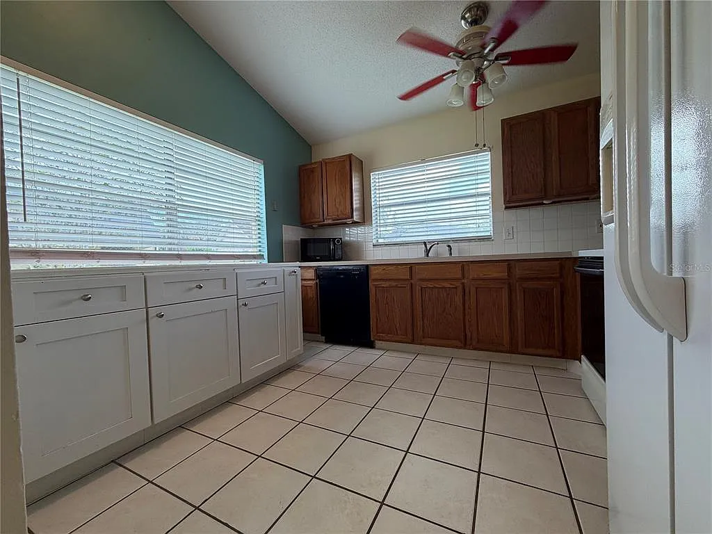 3 bed, 2.0 bath, 1388 sqft, $2,095 — Photo 3