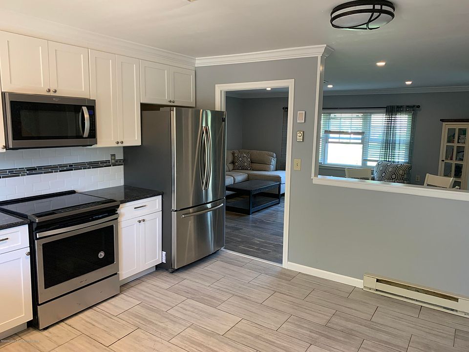 1st image of 935B Thornhill Ct