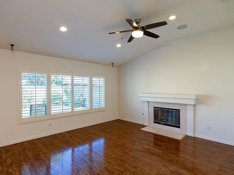 652 Teresa St — Photo 10