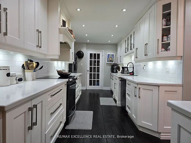 50 Elizabeth St S — Photo 3
