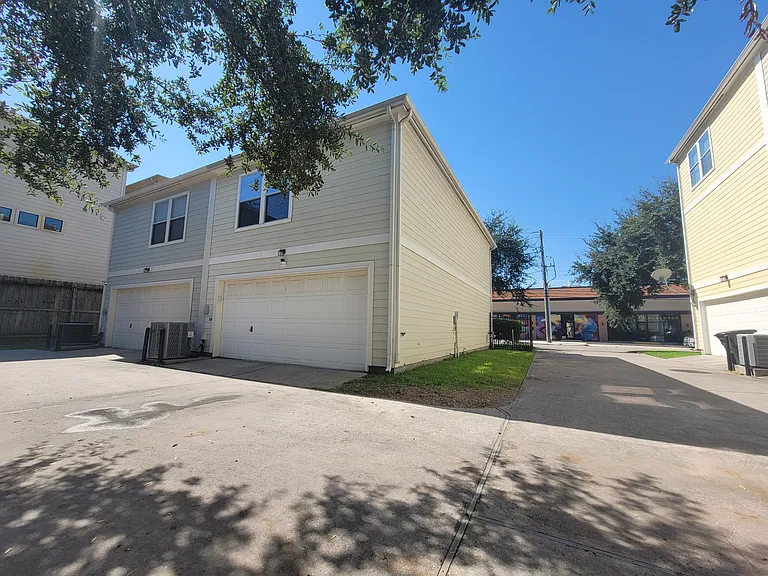 2709 Polk St — Photo 3