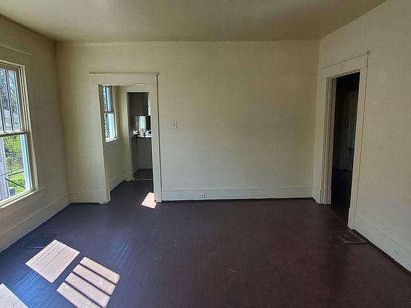 2nd image of 1004 Caldwell St