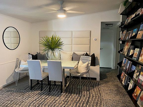 Dining with wall feature