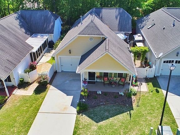 3rd image of 225 Katherine Ct