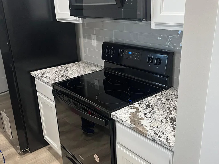 904 N Cloverleaf St — Photo 3