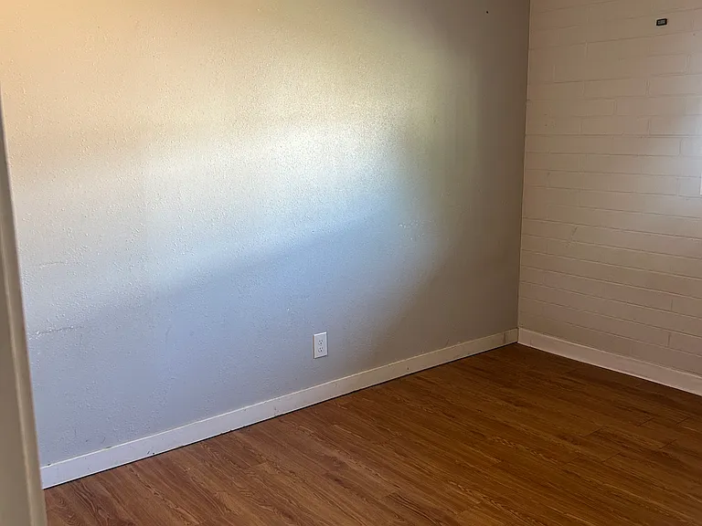 909 Victoria Ave #1 — Photo 5