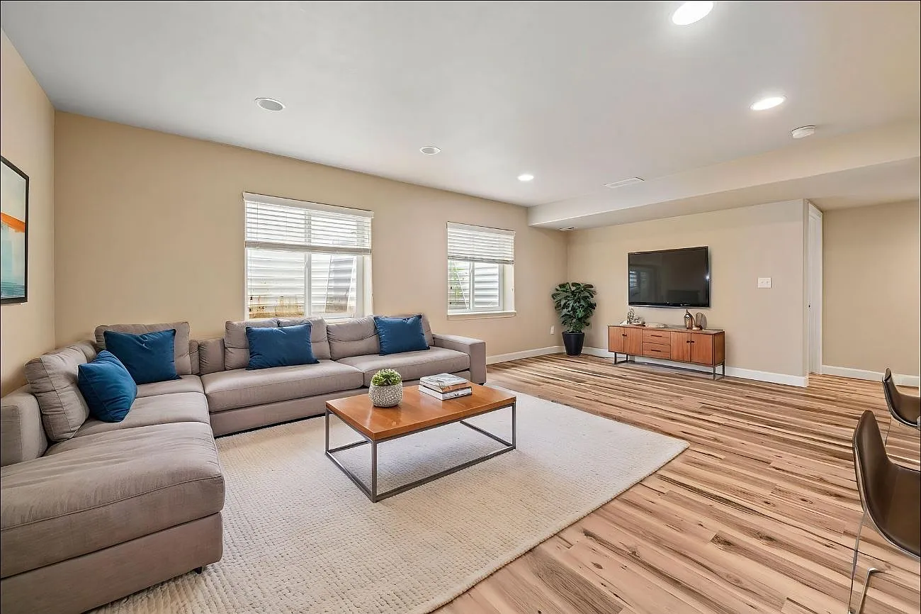 6 bed, 3120 sqft, $3,100 — Photo 2