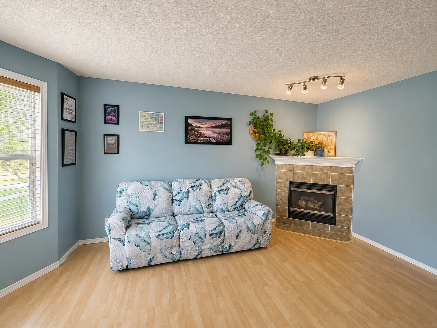 4 Bed 2.5 Bath Family Home Ellerslie Edmonton — Photo 3